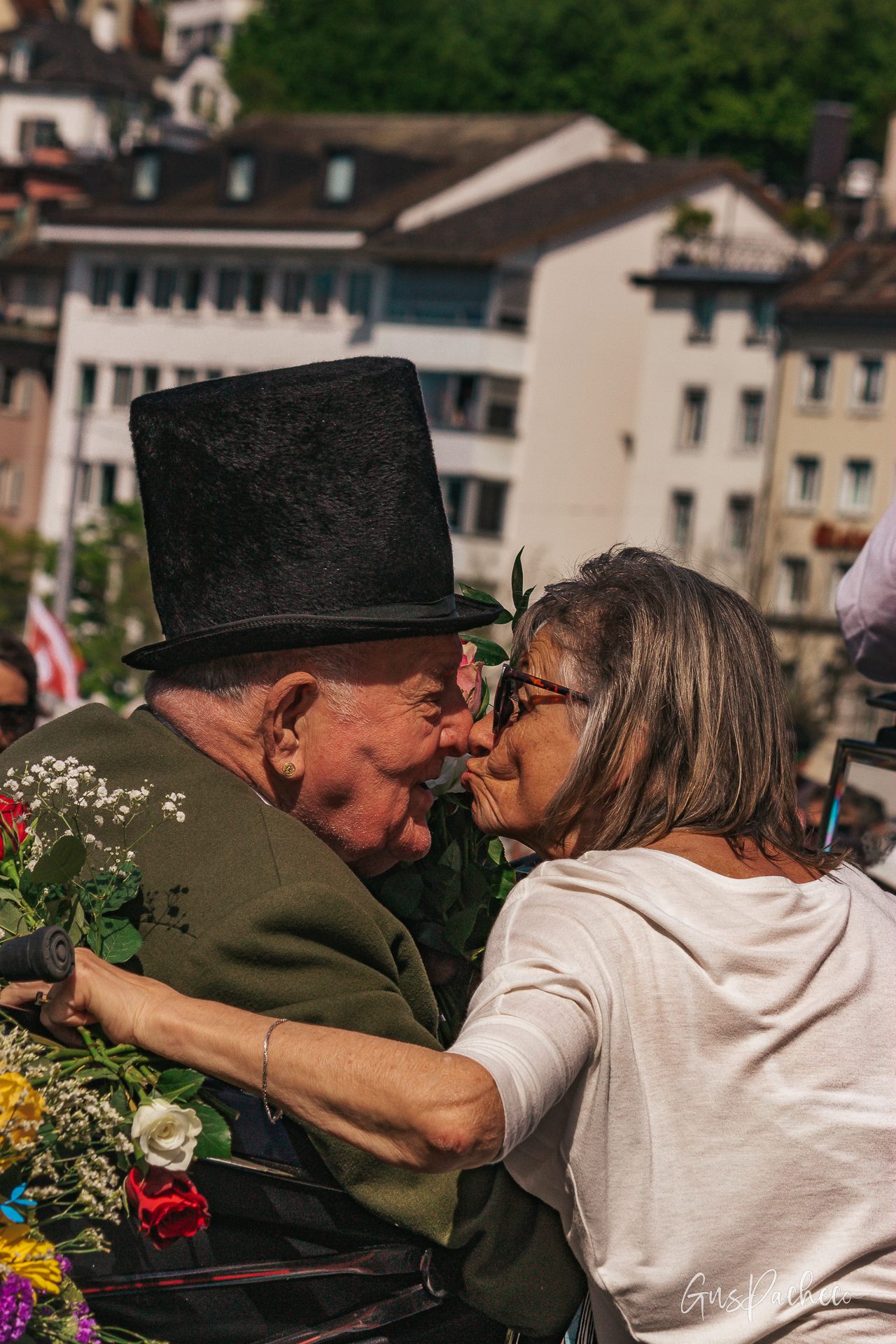 Sechseläuten — elderly couple kissing, man in guild top hat, woman with flowers