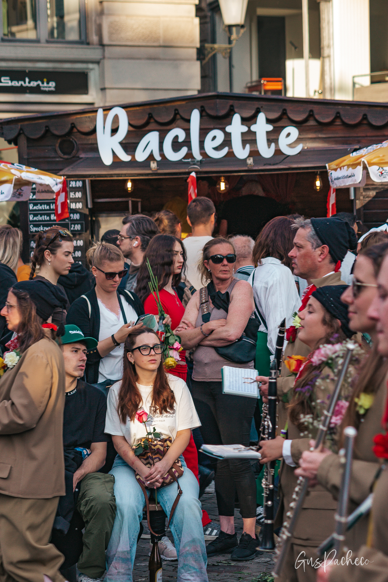Sechseläuten — Raclette stand with musicians and spectators at dusk