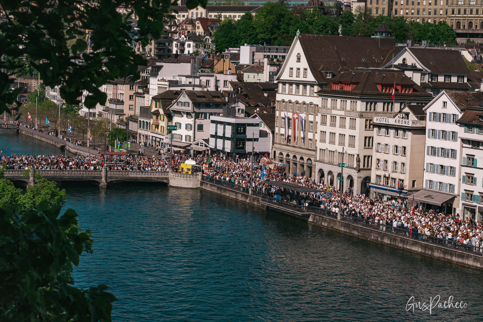 Sechseläuten — ornate float with giant white swans and grey horses in front of Gucci store